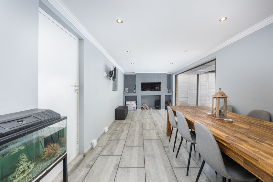 4 Bedroom Property for Sale in Uitzicht Western Cape